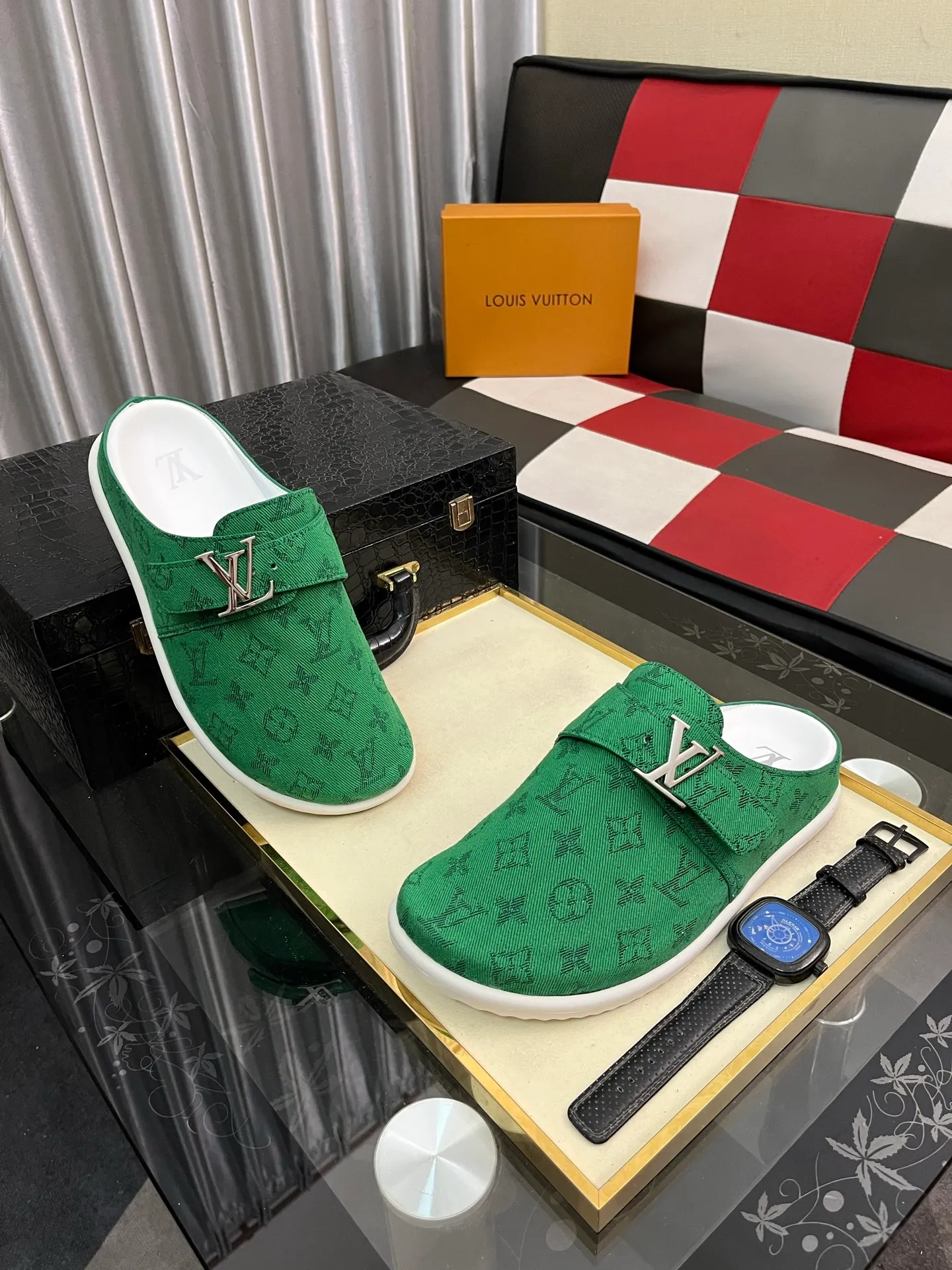 Men's shoes 💰380⌚️⌚️2025 new men's casual sandals and slippers, made of suede cow leather, with Monogram pattern to highlight the trendy style. Adjustable straps illuminated with LV letters, while a resilient insole and micro outsole provide lightweight comfort. Made of suede cow leather with embossed Monogram pattern and brand element metal hardware✅Adjustable straps➕Tough insole‼ ️Micro outsole. Comfortable and easy to wear‼ ️size: 38-443️⃣Colors available